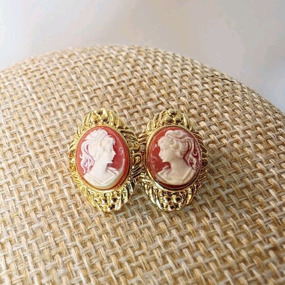 Vtg Cameo Oval Gold Tone Pin Back Marked P Earrings - Picture 2 of 5
